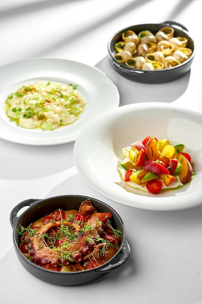 Gotowe dania na talerzach